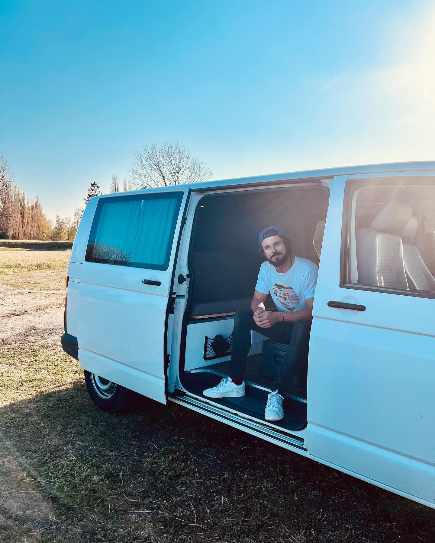 Olli, Gründer von Rentvanture, an einem seiner Vans