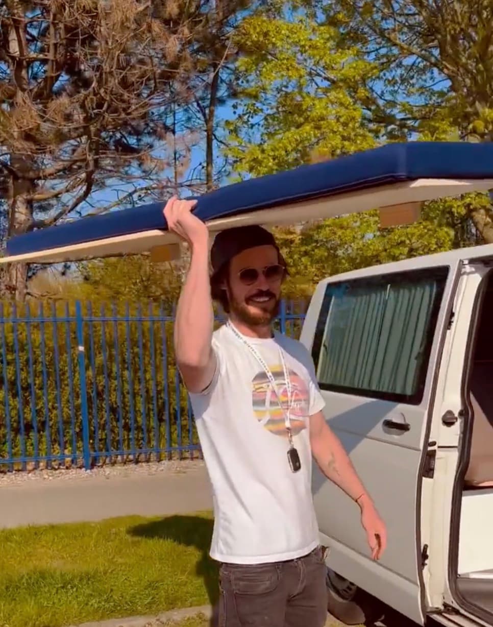 Olli, Gründer von Rentvanture, an einem seiner Vans